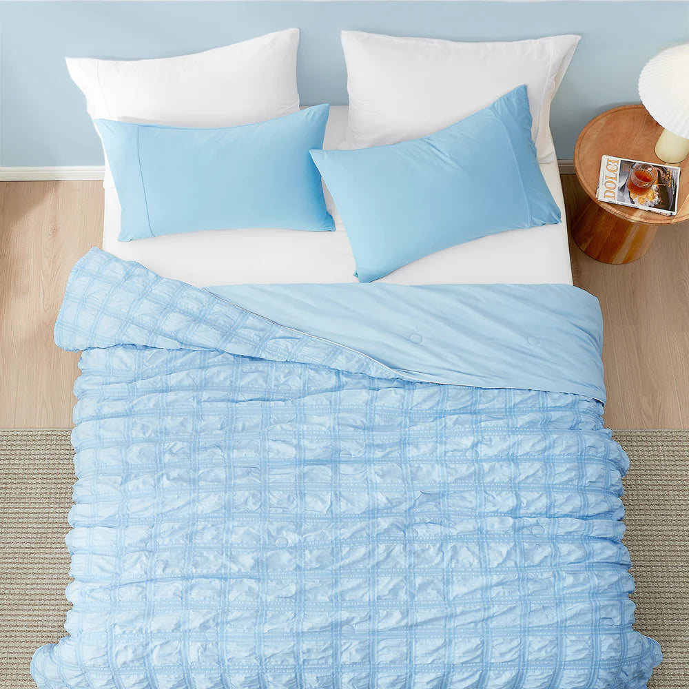 لحاف تبريد فقاعي من قماش السيرسيكر - بنقشة مربعات زرقاء